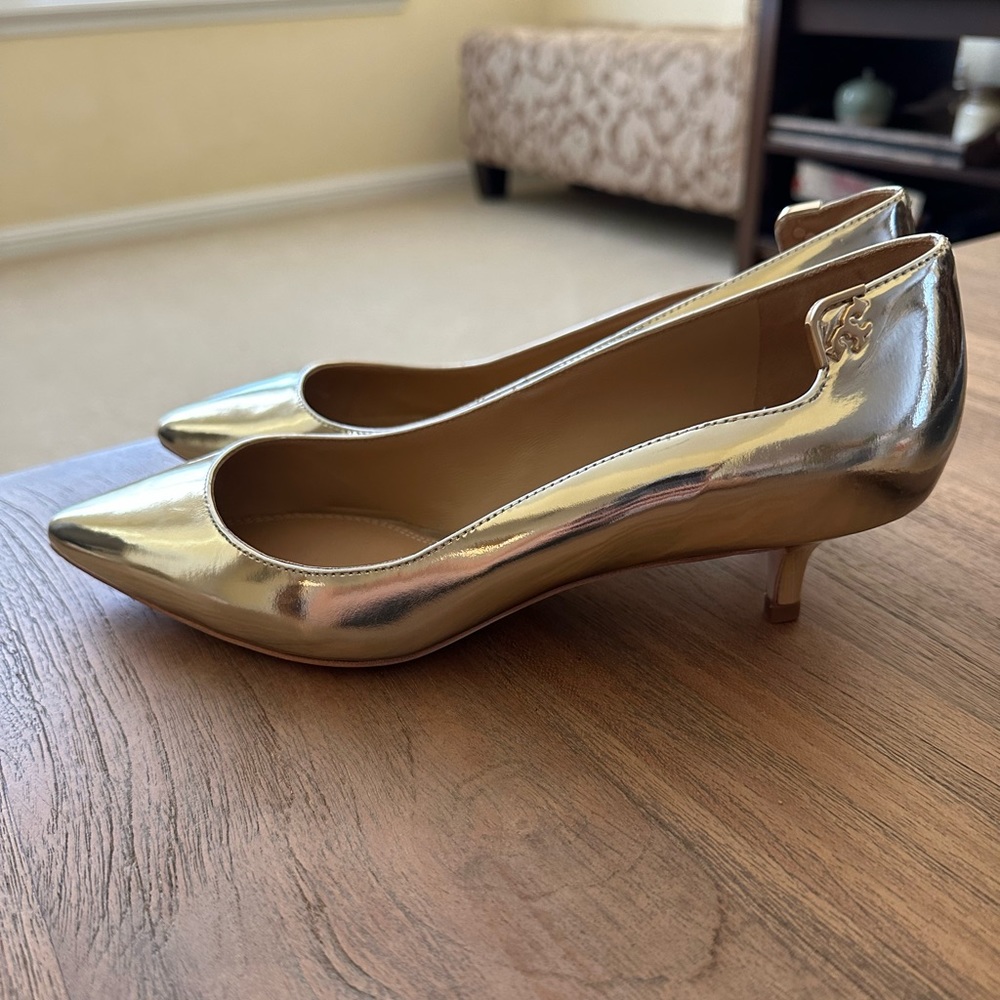 New Tory Burch size 7 Gold Elizabeth 40mm pump.